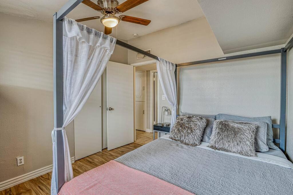 The Hummingbird Sunset Home, West Side Apartment