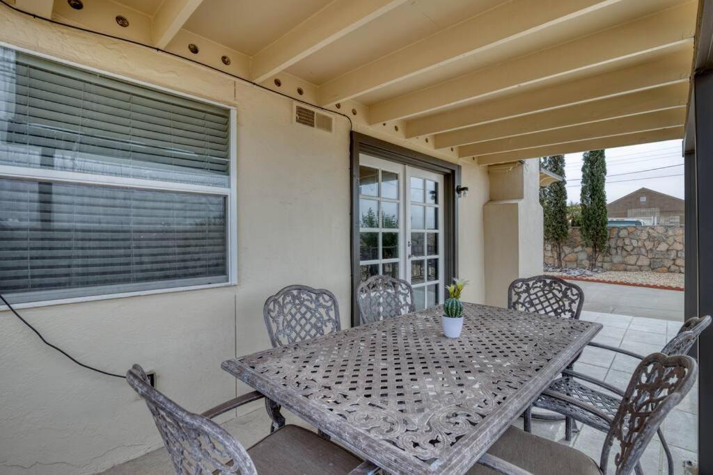The Hummingbird Sunset Home, West Side Apartment