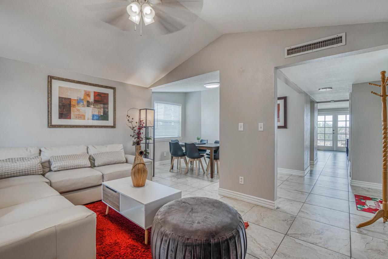 The Hummingbird Sunset Home, West Side Apartment *