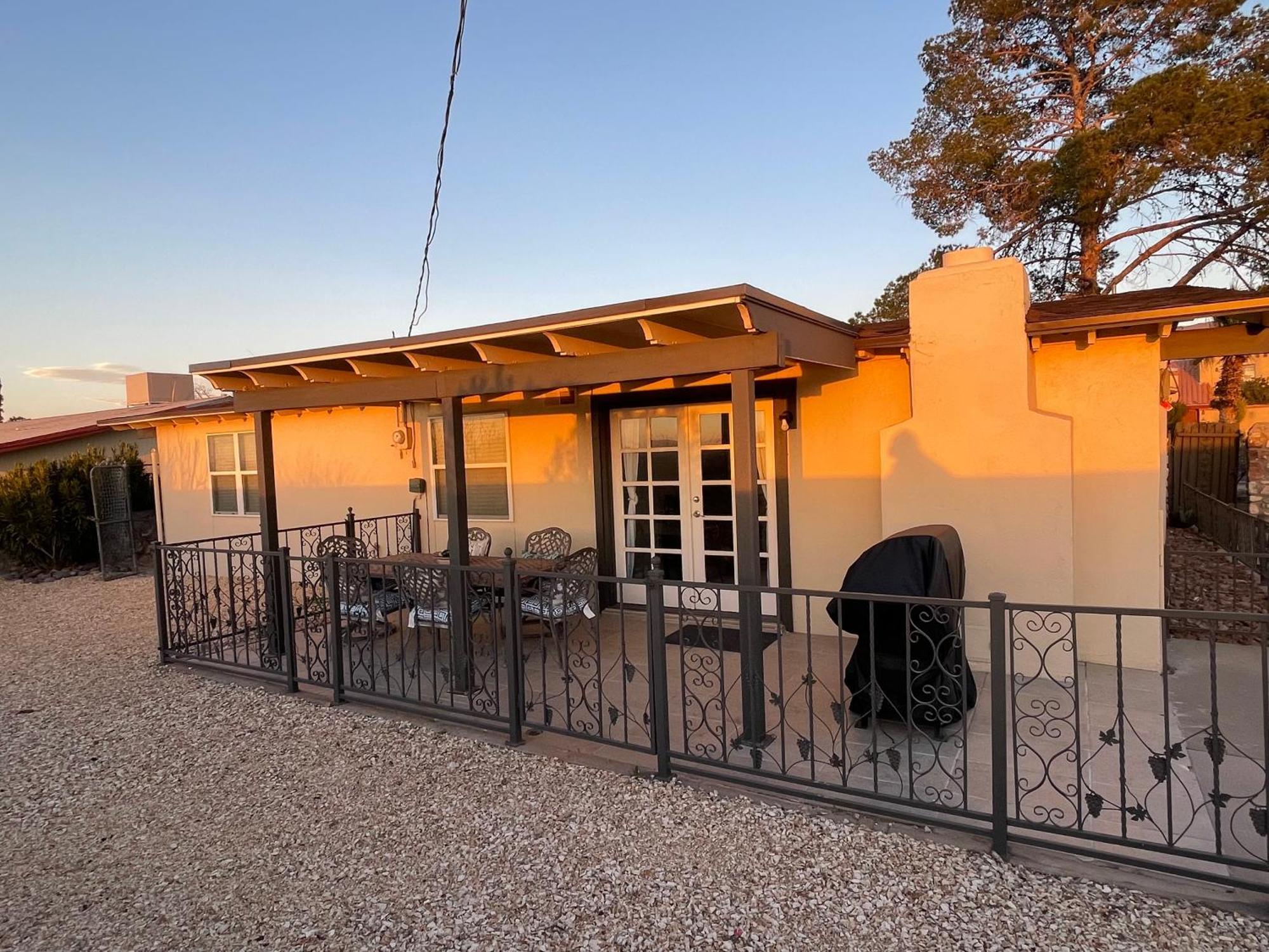 The Hummingbird Sunset Home, West Side Apartment