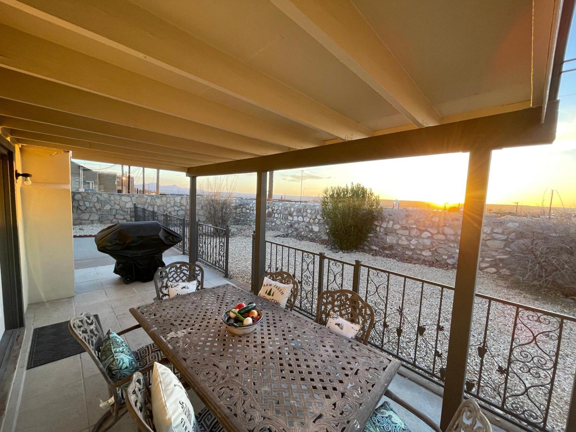 The Hummingbird Sunset Home, West Side Apartment *