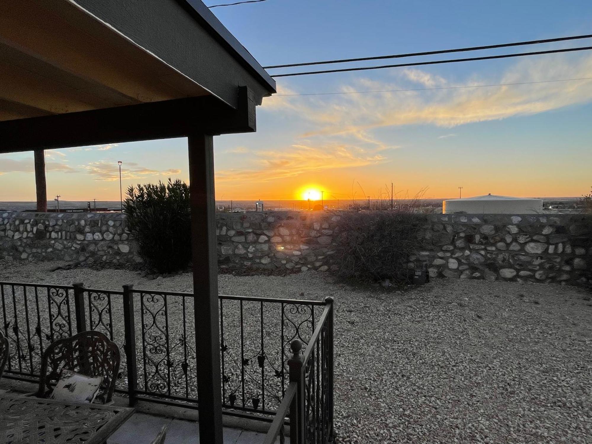 The Hummingbird Sunset Home, West Side
